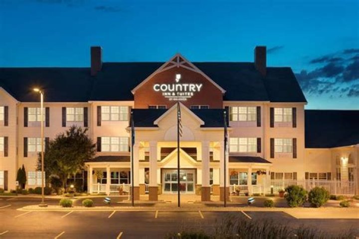 Country Inn &amp; Suites Appleton North: Your Ultimate Staycation Destination