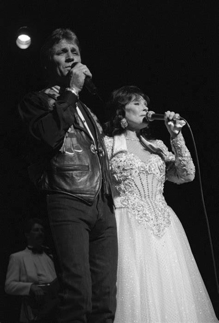 Ernest Ray Lynn: The Life and Legacy of a Country Music Icon