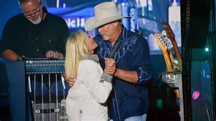 Exploring the Heartwarming World of Alan Jackson and Family Photos